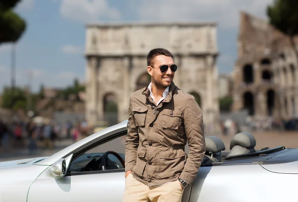 Счастливый человек вождения кабриолет над города Рима — стоковое фото