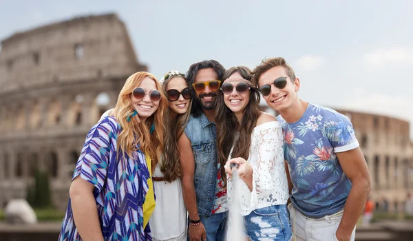 Счастливые друзья хиппи с selfie палку на Колизей — стоковое фото