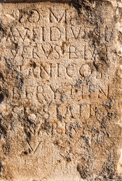 Столп камня с древних римских текст в Библос, Ливан — стоковое фото