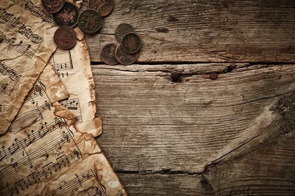 Старинный натюрморт с древними монетами — стоковое фото
