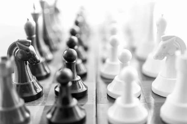 Черно-белый снимок шахматных фигур, стоя в лице строк в Англии — стоковое фото