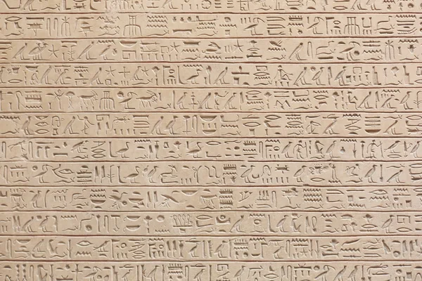 Египетские иероглифы на каменный фон — стоковое фото