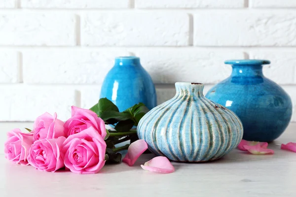 Красивые розы и вазы — стоковое фото