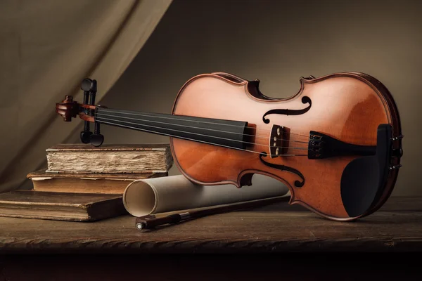 Старая скрипка с ноты рулонов — стоковое фото