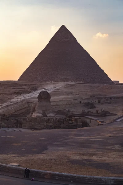 Сфинкс на закате с Великой пирамиды в Гизе — стоковое фото