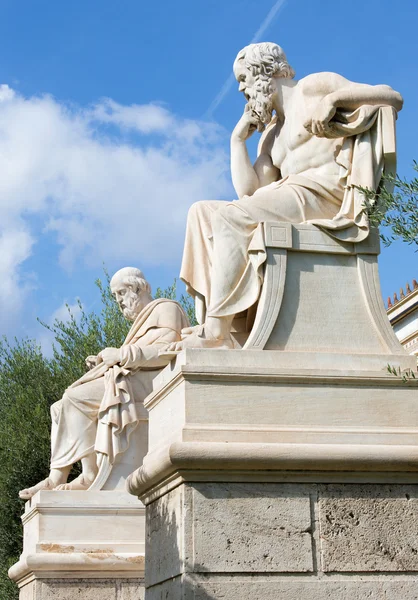 Афины - Статуя Платона перед зданием Национальной академии итальянского скульптора Piccarelli и статуя Афины на фоне (с 19 процентов.) — стоковое фото