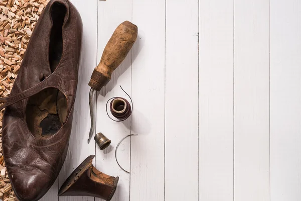 Старая обувь и средства восстановления. Справочная информация — стоковое фото