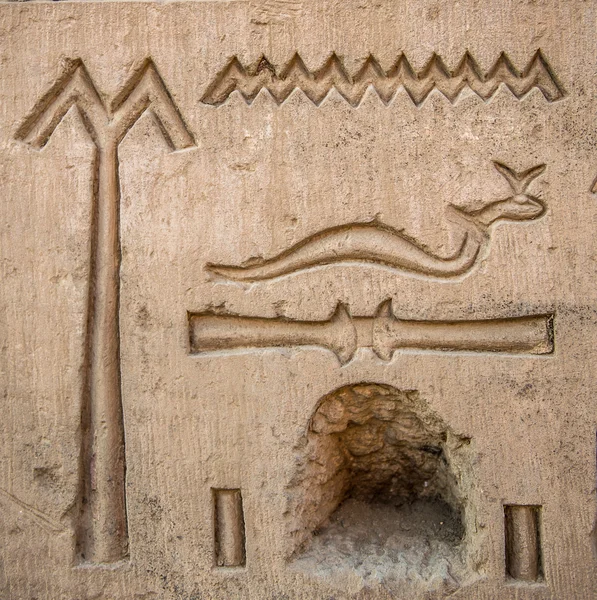 Египетские иероглифы на стене в sobek храме в kom ombo, Египет — стоковое фото