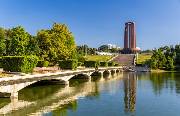 Национальный мемориал героев в парке гимна - Бухарест, Румыния — стоковое фото