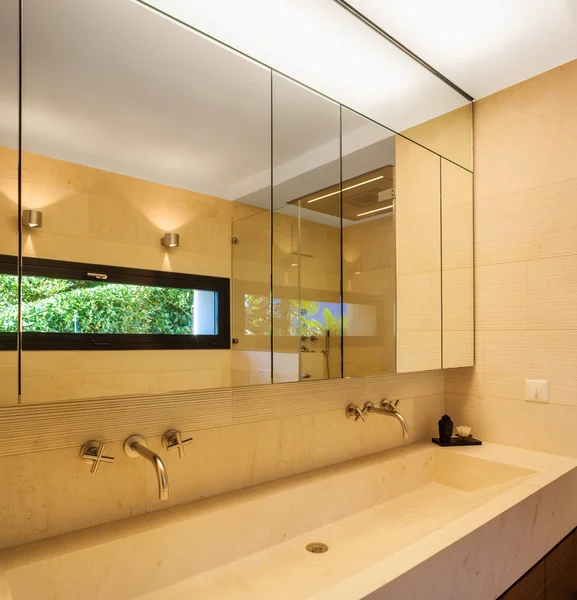 Современный дом, современной ванной комнатой — стоковое фото