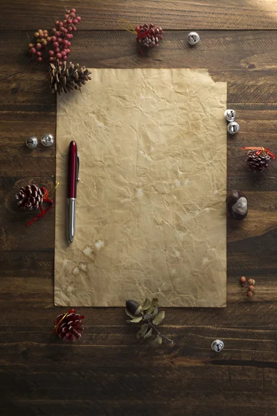 Древние Рождественская открытка, бумага на деревенском древесины — стоковое фото