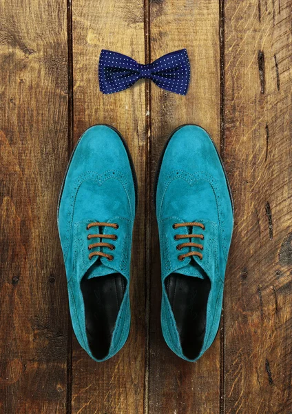 Мужская обувь на коричневом деревянном фоне — стоковое фото