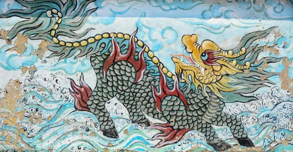 Старый дракон картина на стене китайский храм — стоковое фото