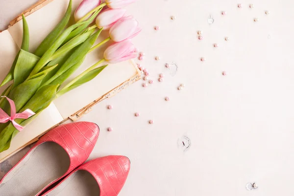 Розовые тюльпаны с womens обувью по белому деревянному столу. весна c — стоковое фото