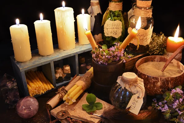 Ведьма таблицы с зажженными свечами — стоковое фото