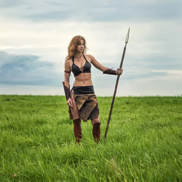 Воин девушка в поле. Амазонка на патруль — стоковое фото