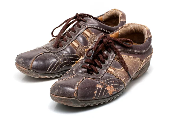 Старая обувь на белом фоне — стоковое фото