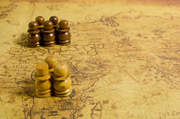 Шахматы на старой карте — стоковое фото