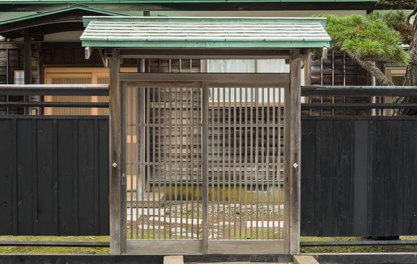 Деревянные стены и двери в японском стиле — стоковое фото