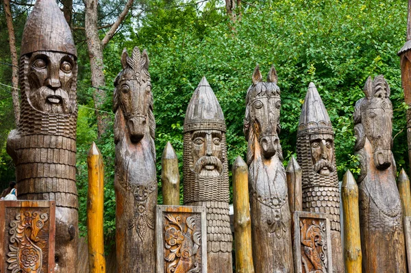 Деревянный частокол статуя славянских воин и лошадей — стоковое фото