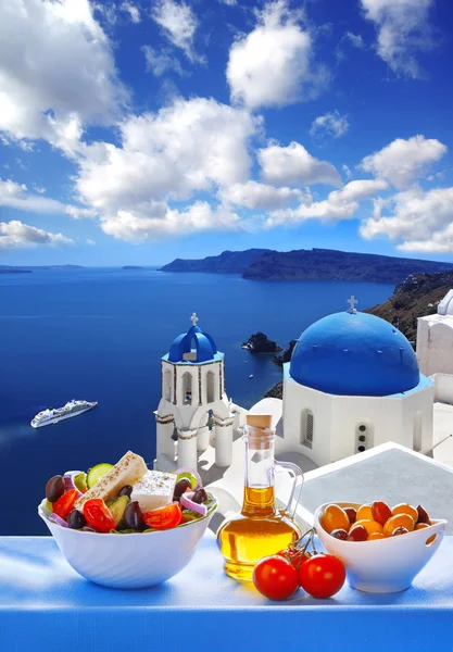 Греческий салат против церкви в деревне Ия, Санторини в Грецию — стоковое фото