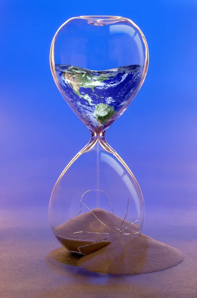 Земля в образе сломанной концепции Песочные часы. Изображения Земли НАСА — стоковое фото