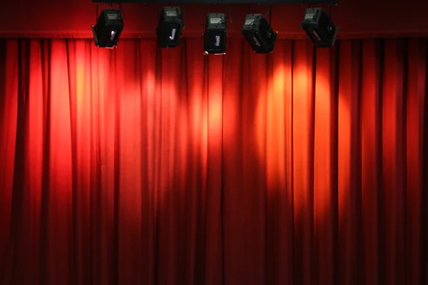 Красный театральный занавес — стоковое фото