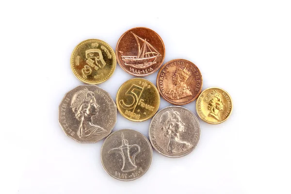 Различная коллекция монет на белом фоне — стоковое фото