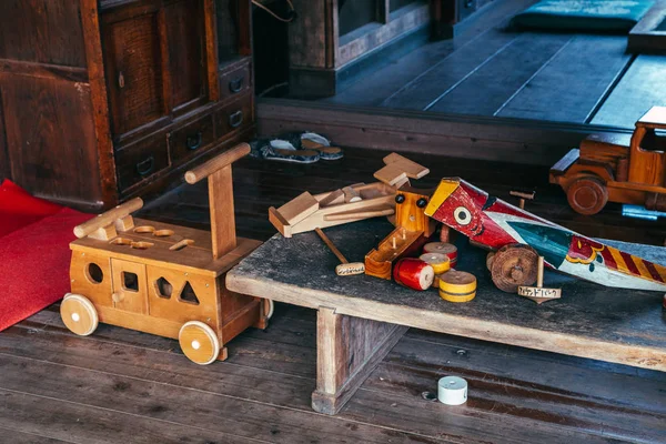 Деревянные игрушки в японском доме — стоковое фото