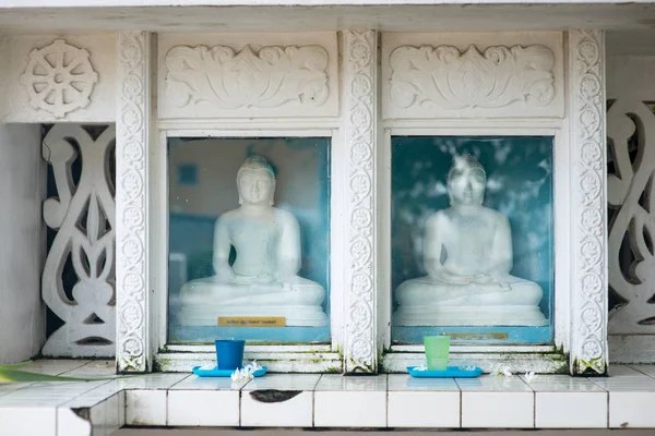 Статуи Будды за стеклом — стоковое фото
