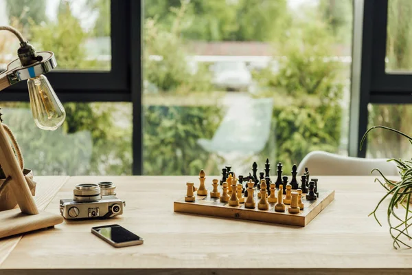 Шахматная игра с винтажной камерой — стоковое фото