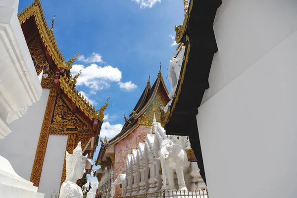 Красивый Тайский Храм Передней Части Четкие Голубое Небо — стоковое фото