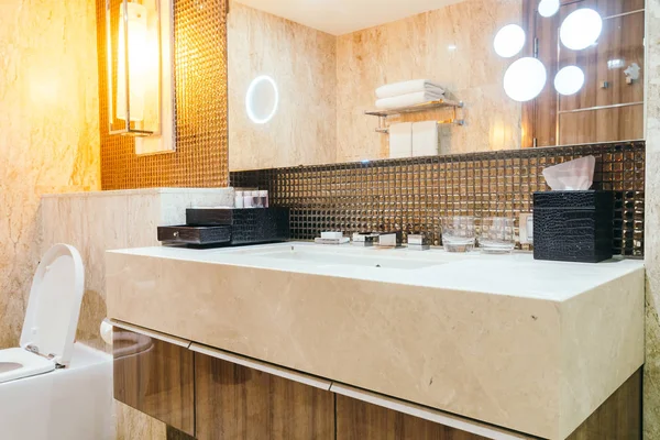 Кран и раковина украшения в ванной комнате — стоковое фото