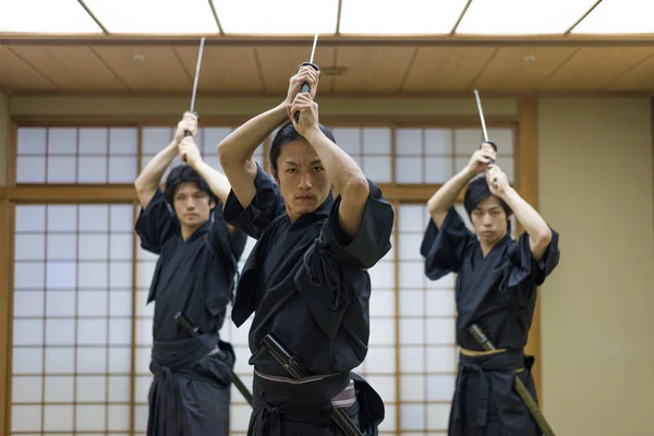 Самурай, обучение в традиционной додзё в Токио — стоковое фото
