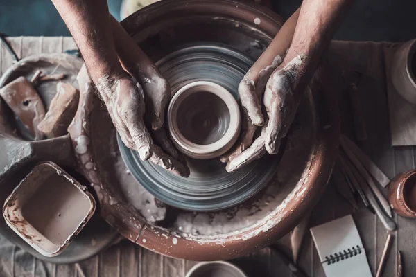 Человек, делая горшок на гончарном круге — стоковое фото