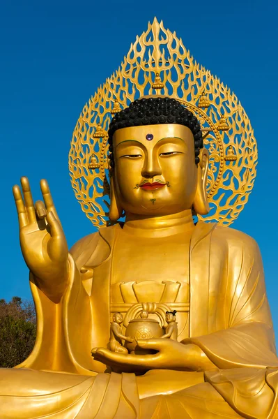 Золотая статуя Будды в буддийский храм — стоковое фото