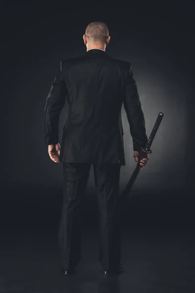 Вид Сзади Человек Костюме Катана Меч Черном — стоковое фото