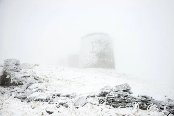 Старый замок в шторм снега Лицензионные Стоковые Изображения