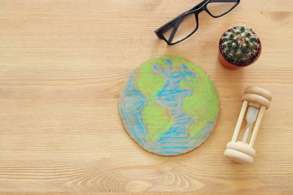 Вид сверху изображение стол с очки, Песочные часы и земли глобус — стоковое фото