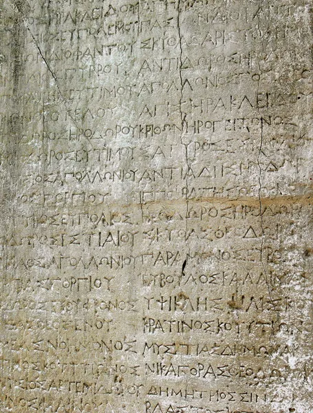 Камень с древним текстом — стоковое фото