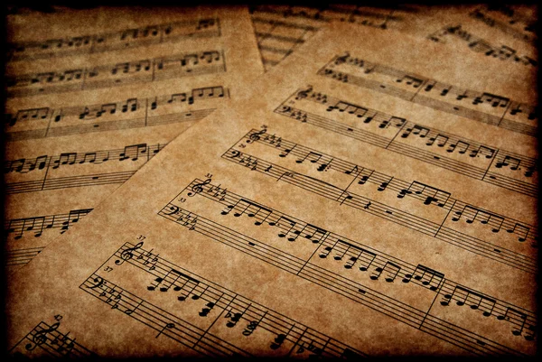 Музыкальные ноты на пергаменте — стоковое фото
