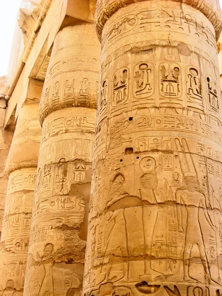Египетские иероглифы на столбце — стоковое фото
