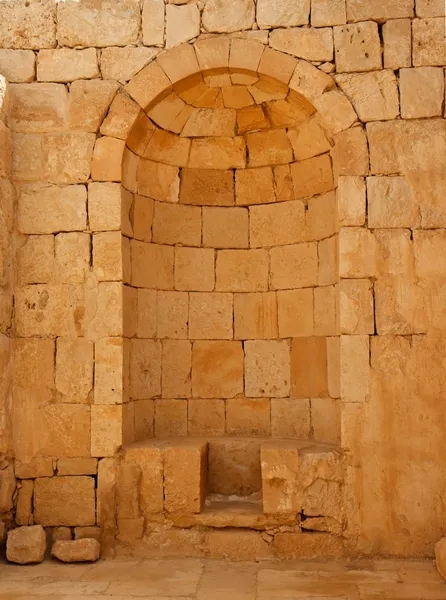 Древней каменной стеной с арочной нише — стоковое фото