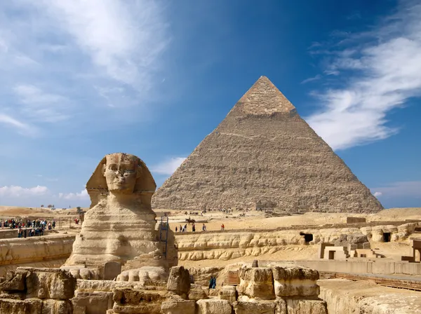 Сфинкс и большая пирамида в Египте — стоковое фото