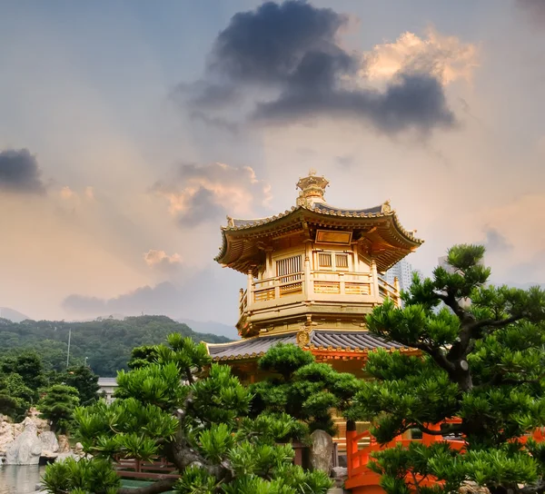 Золотая башня буддизм — стоковое фото