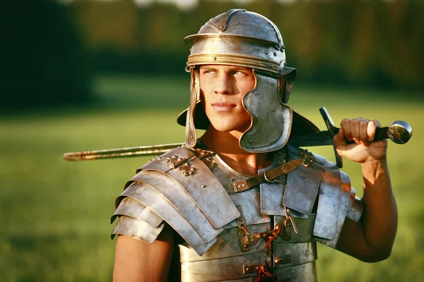 Один храбрый римских солдат в поле — стоковое фото