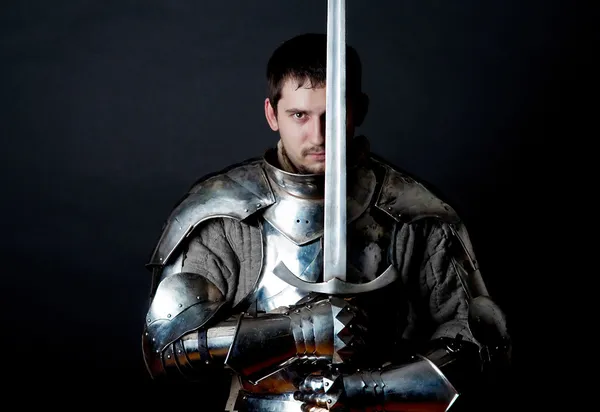 Воин, держа его большой меч — стоковое фото