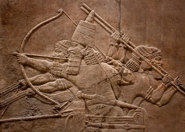 Древний рельеф ассирийских боевых действий — стоковое фото
