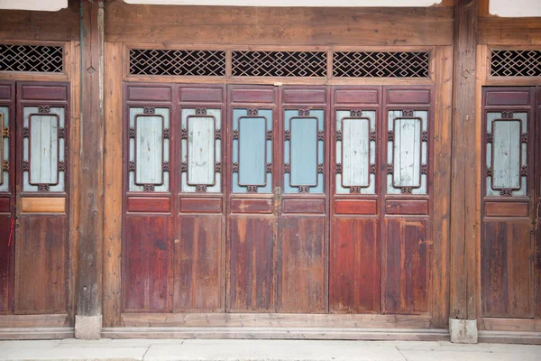 Частью китайского закрытые деревянные двери — стоковое фото