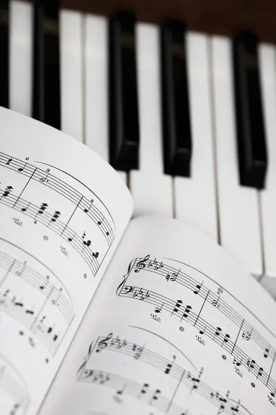 Ноты и фортепиано — стоковое фото